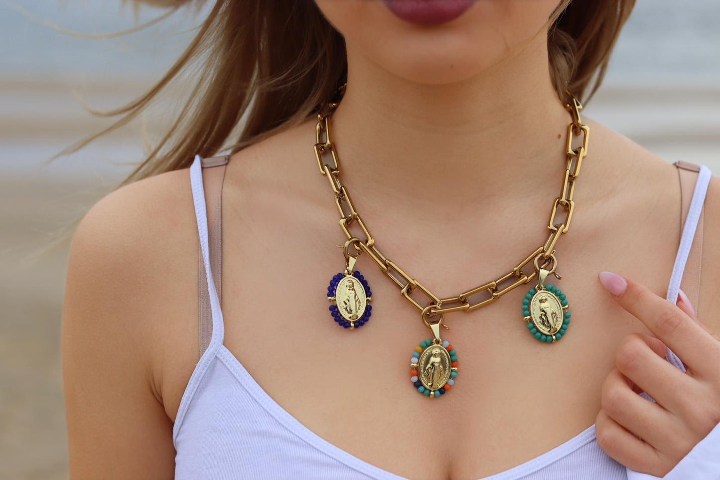 Collier doré ou argenté mailles rectangulaires avec 3 médailles amovibles Vierge Miraculeuse entourage perles
