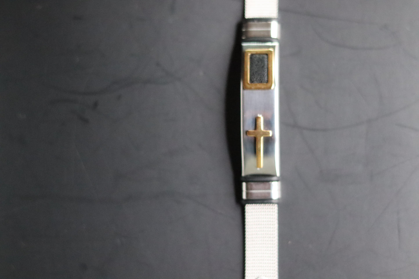 Bracelet montre motif Croix dorée sur plaque acier