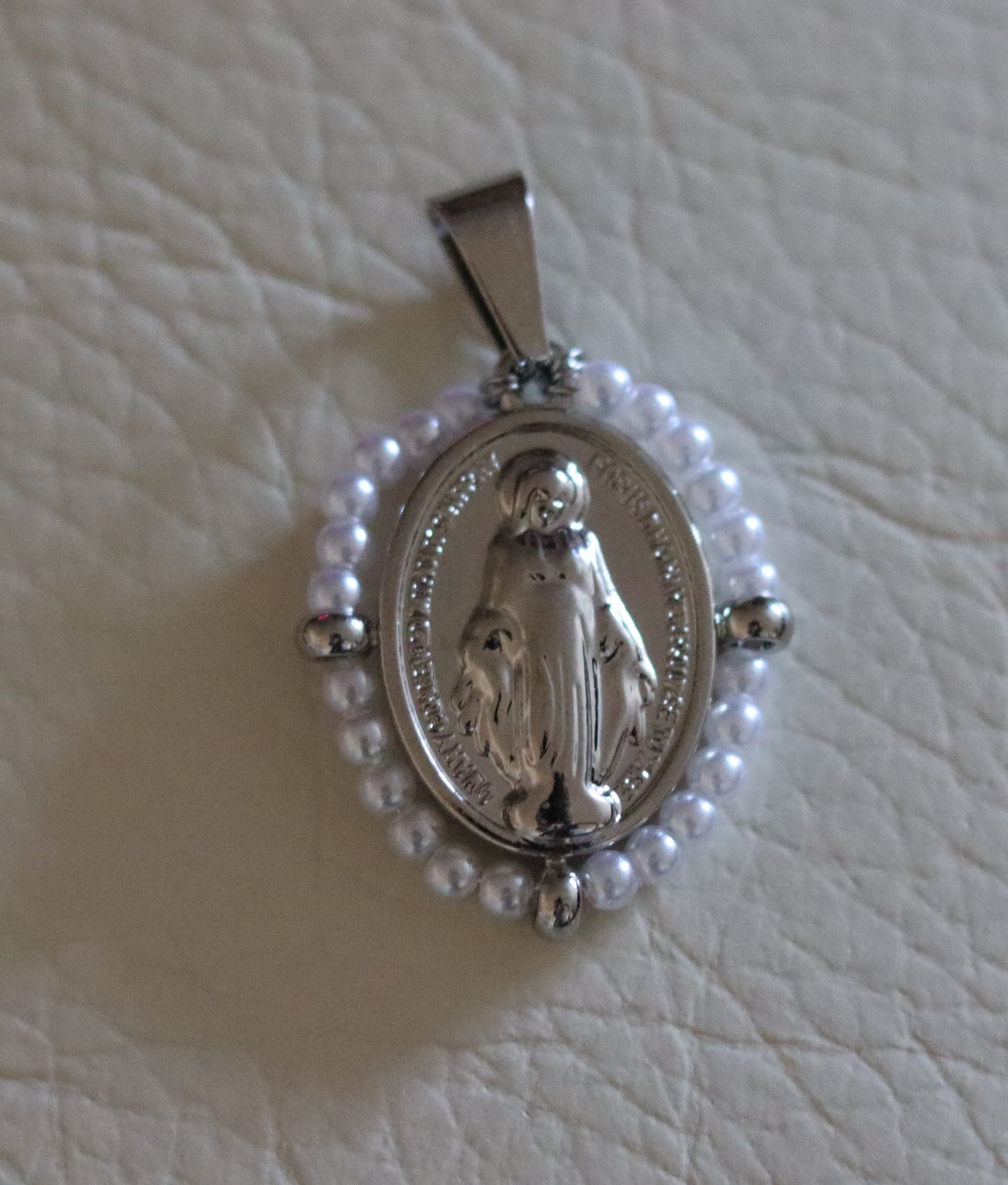 Pendentif Vierge Miraculeuse entourée perles blanches