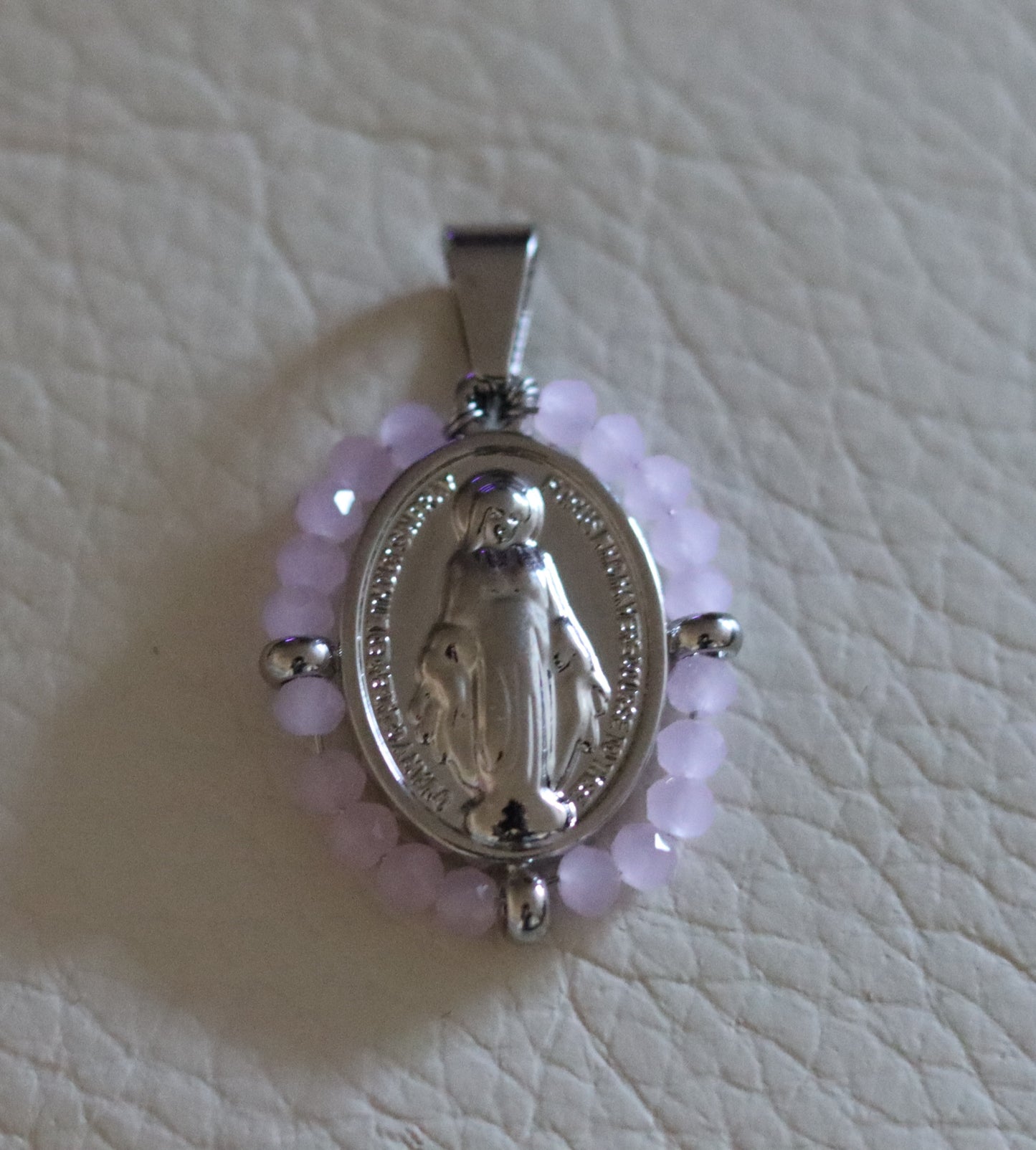 Pendentif Vierge Miraculeuse entourée perles rose tendre