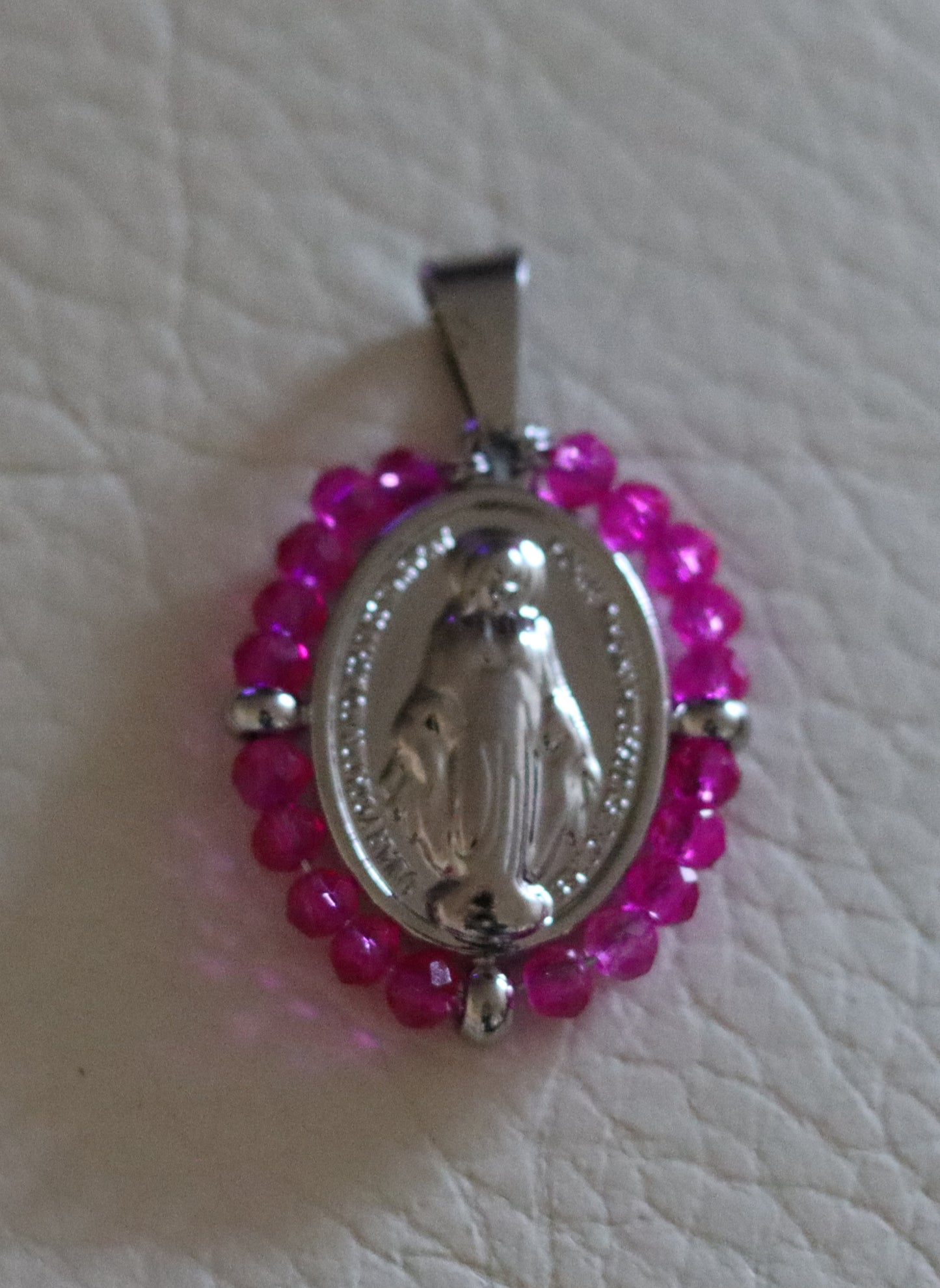 Pendentif Vierge Miraculeuse entourée perles rose vif