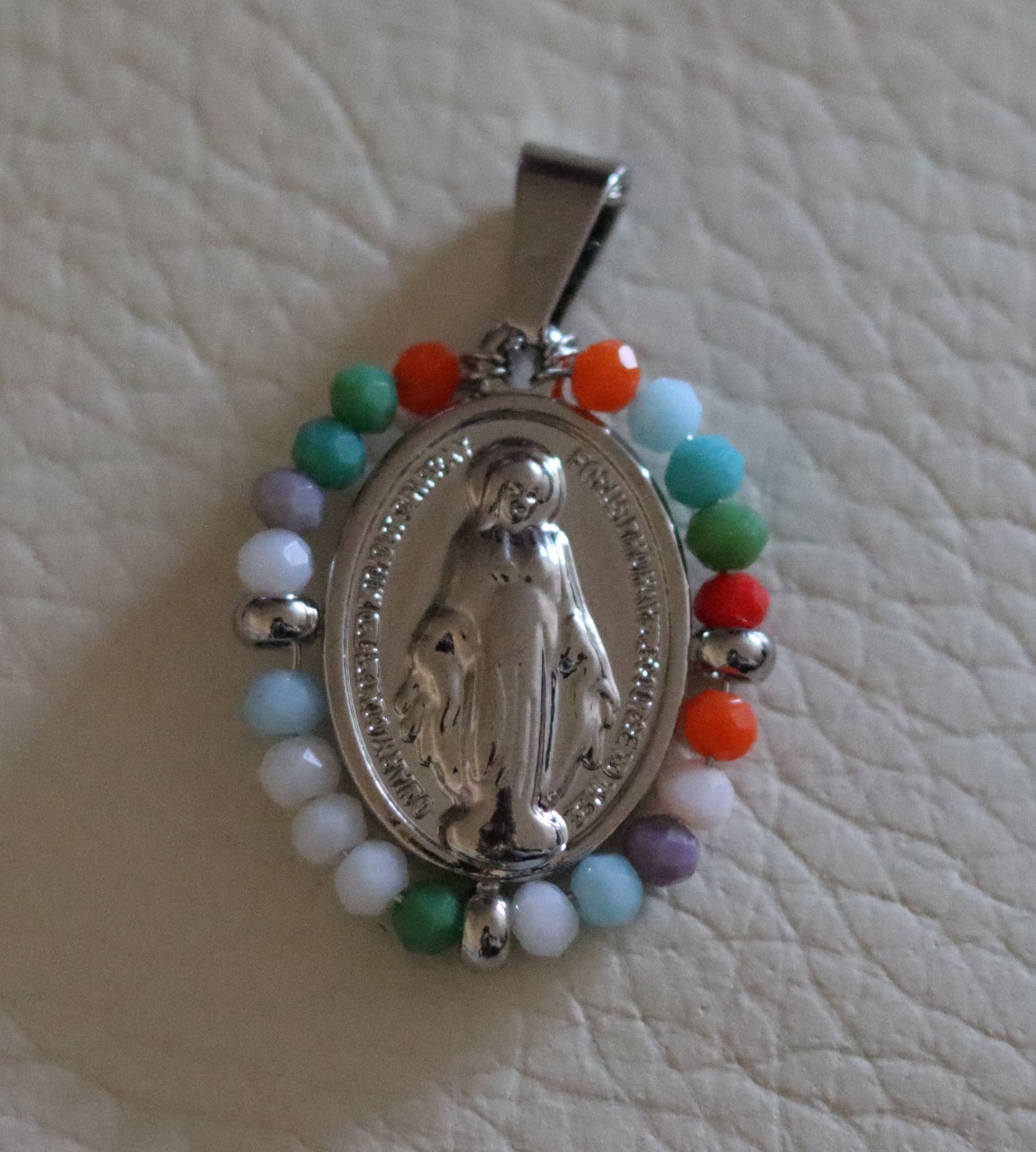 Pendentif Vierge Miraculeuse entourée perles multicolores