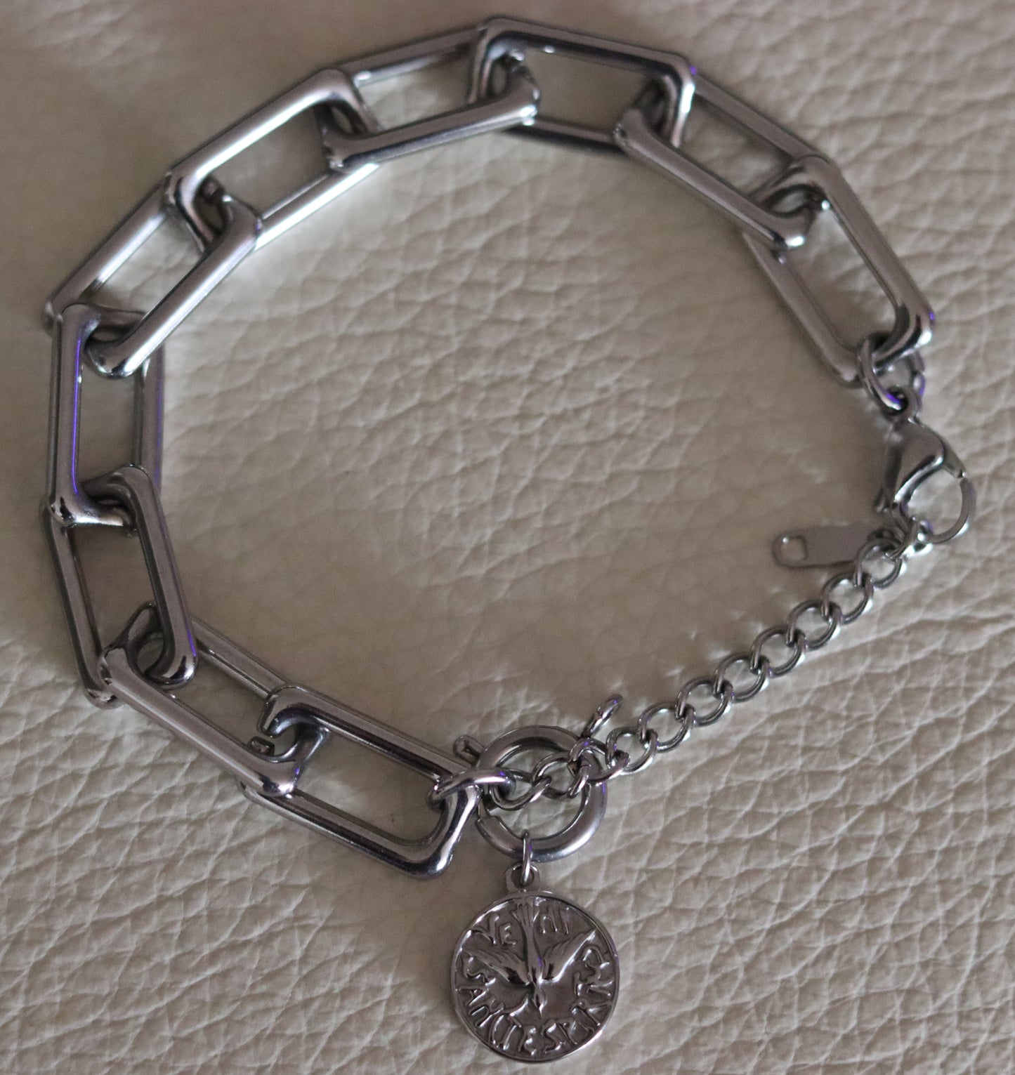 Bracelet mailles rectangulaires orné d'un pendentif amovible médaille Colombe Esprit-Saint