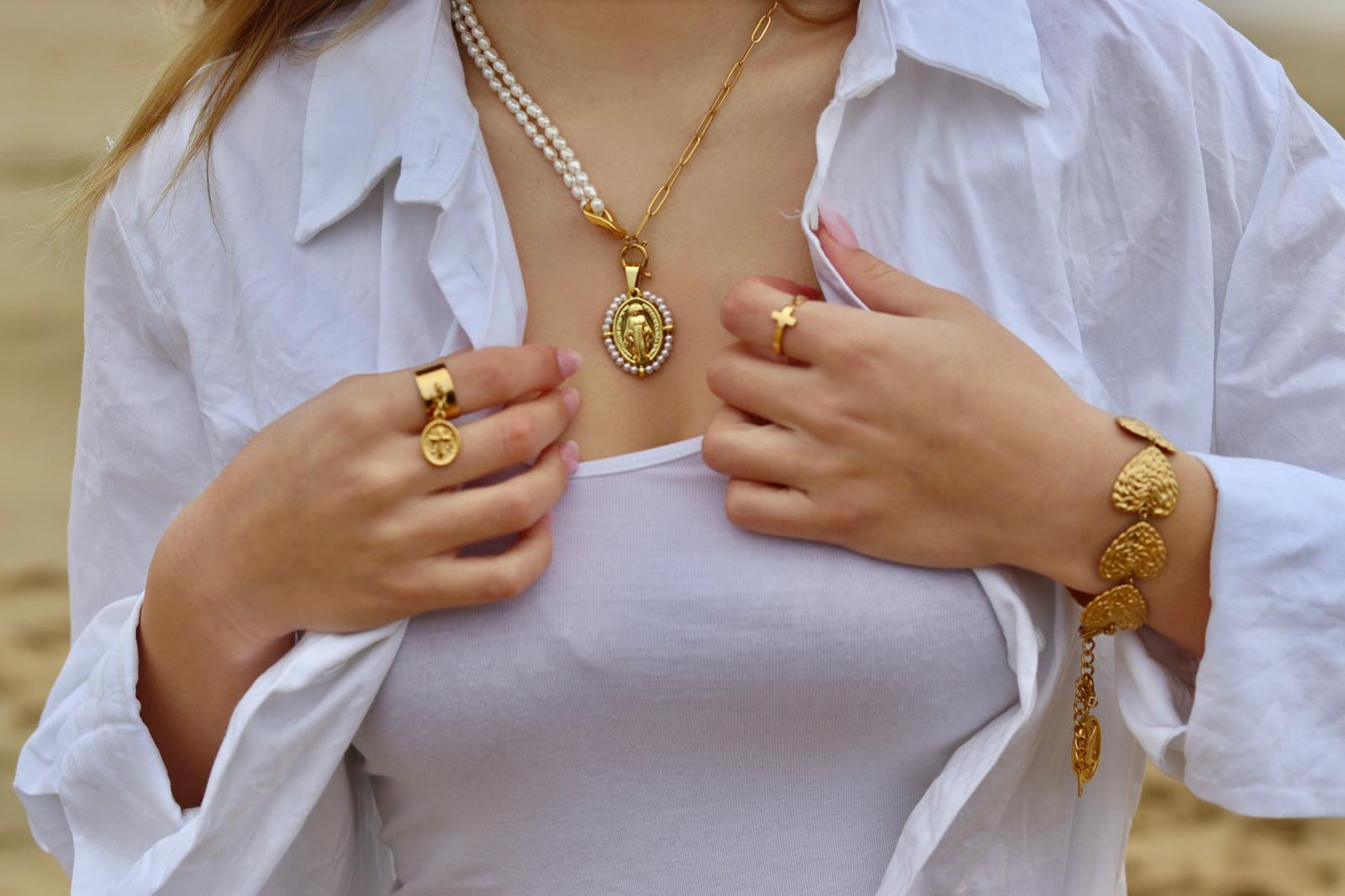 Collier asymétrique mailles larges et perles naturelles doubles rangs avec médaille amovible Vierge Miraculeuse entourage perles blanches