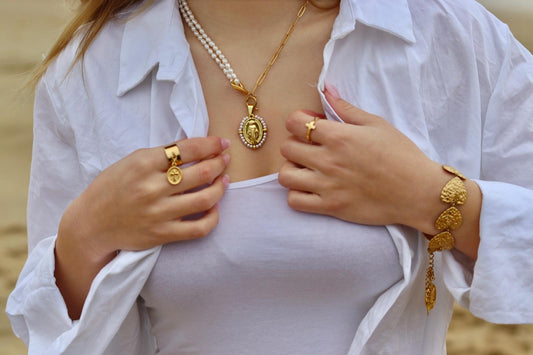 Collier asymétrique mailles larges et perles naturelles doubles rangs avec médaille amovible Vierge Miraculeuse entourage perles blanches