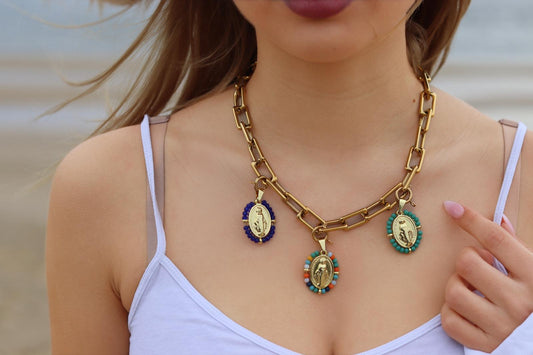 Collier doré ou argenté mailles rectangulaires avec 3 médailles amovibles Vierge Miraculeuse entourage perles