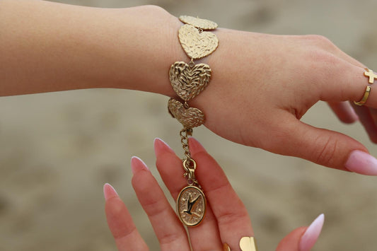Bracelet doré ou argenté mailles 7 coeurs orné d'un pendentif amovible médaille Colombe Esprit-Saint