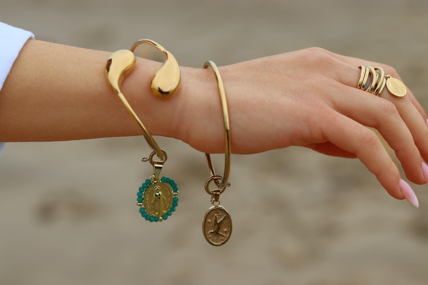 Bracelet jonc doré avec pendentif amovible médaille Colombe Esprit-Saint