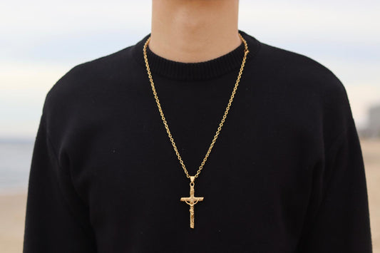 Chaîne dorée et pendentif Croix Christ