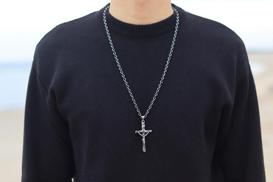 Chaîne argentée et pendentif Croix Christ avec effet vieilli
