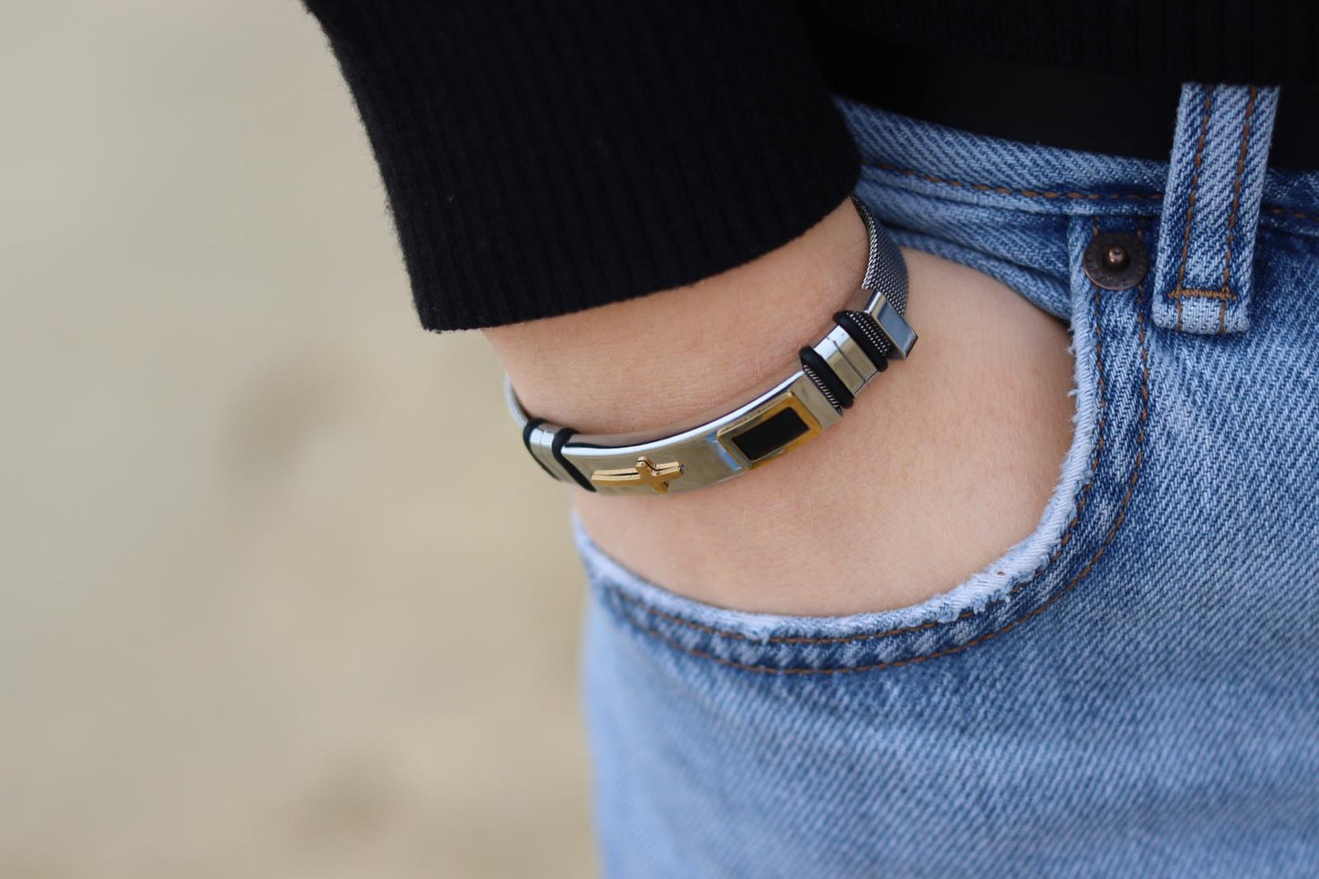 Bracelet montre motif Croix dorée sur plaque noire en onyx