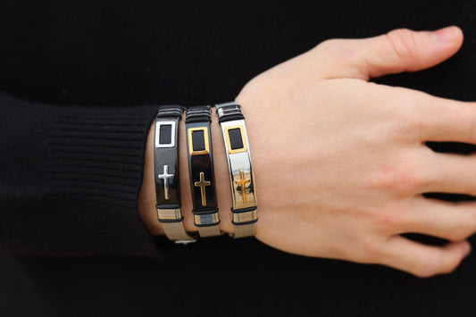 Bracelet montre motif Croix dorée sur plaque noire en onyx