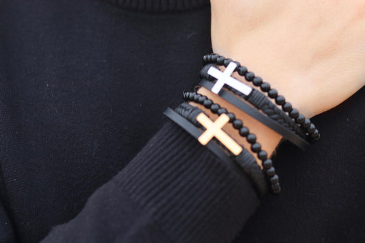 Bracelet cuir noir et perles onyx motif Croix dorée ou argentée