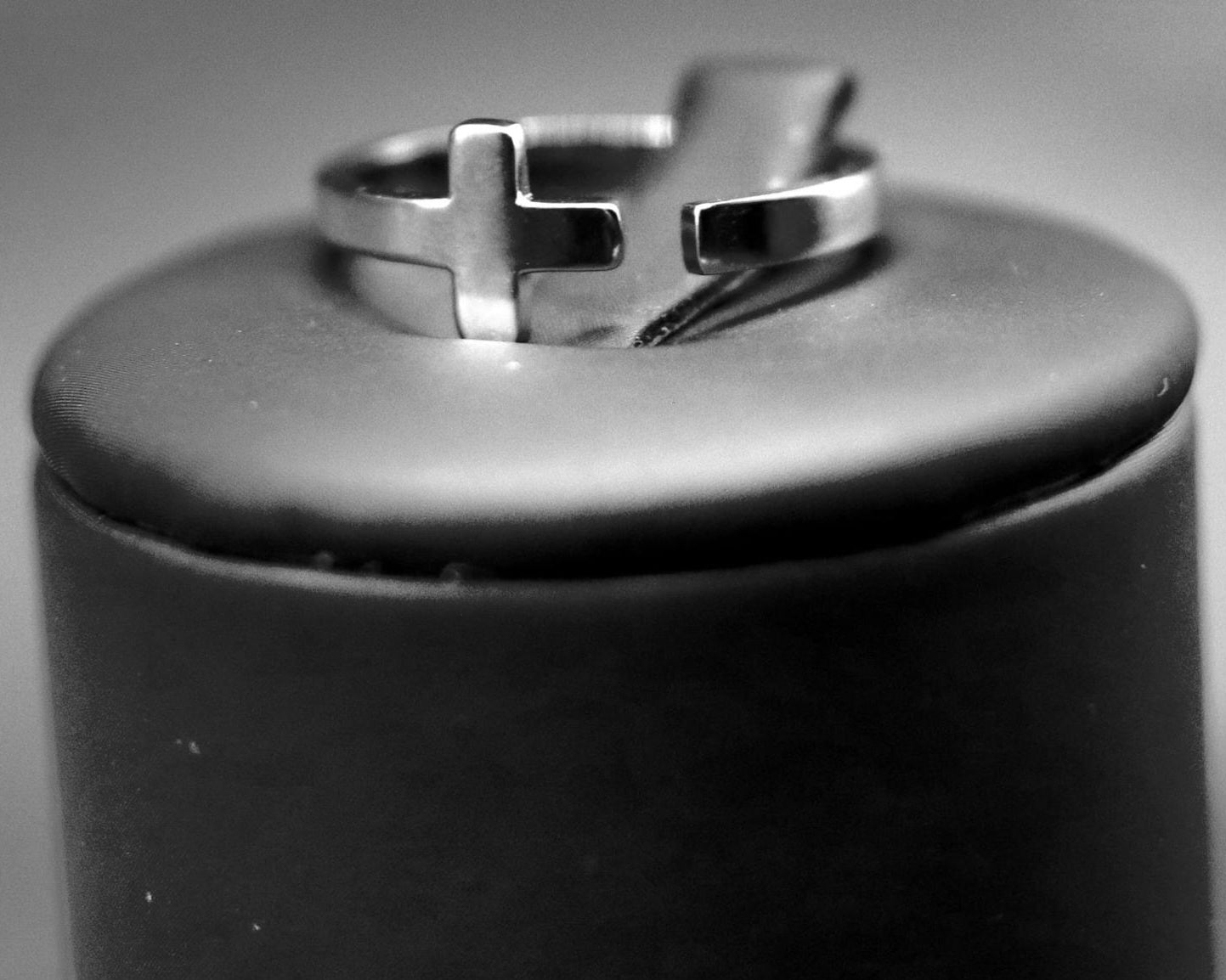 Bague Croix dorée ou argentée ouverte dessus et ajustable