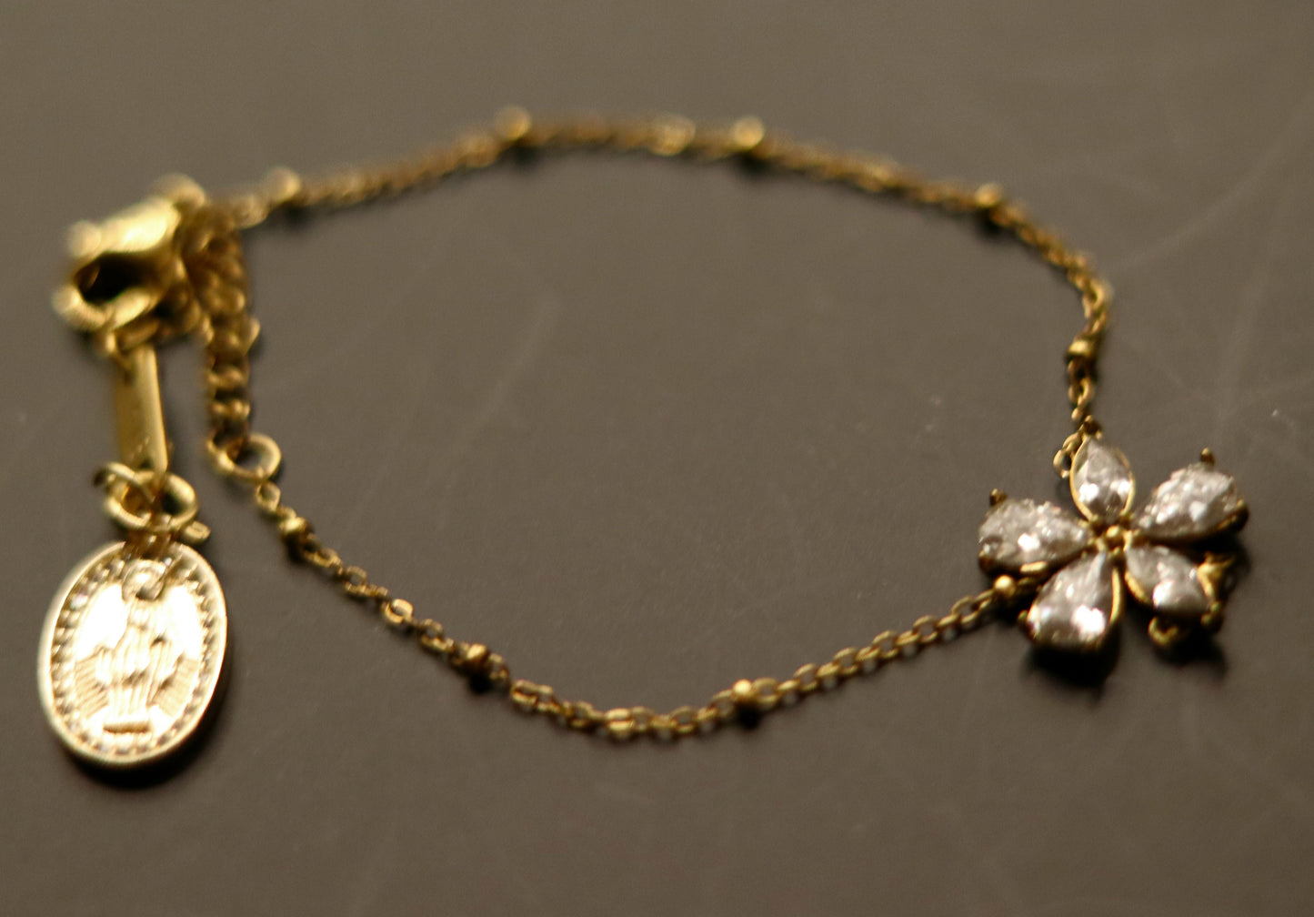 Bracelet orné d'un motif fleur 5 zircons et pendentif médaille Vierge amovible