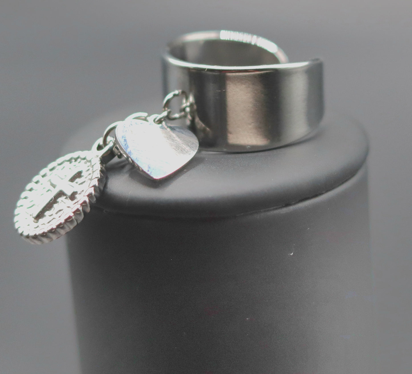 Bague dorée ou argentée ouverte ajustable de la taille 57 à 60 pampille coeur et médaille amovible Croix
