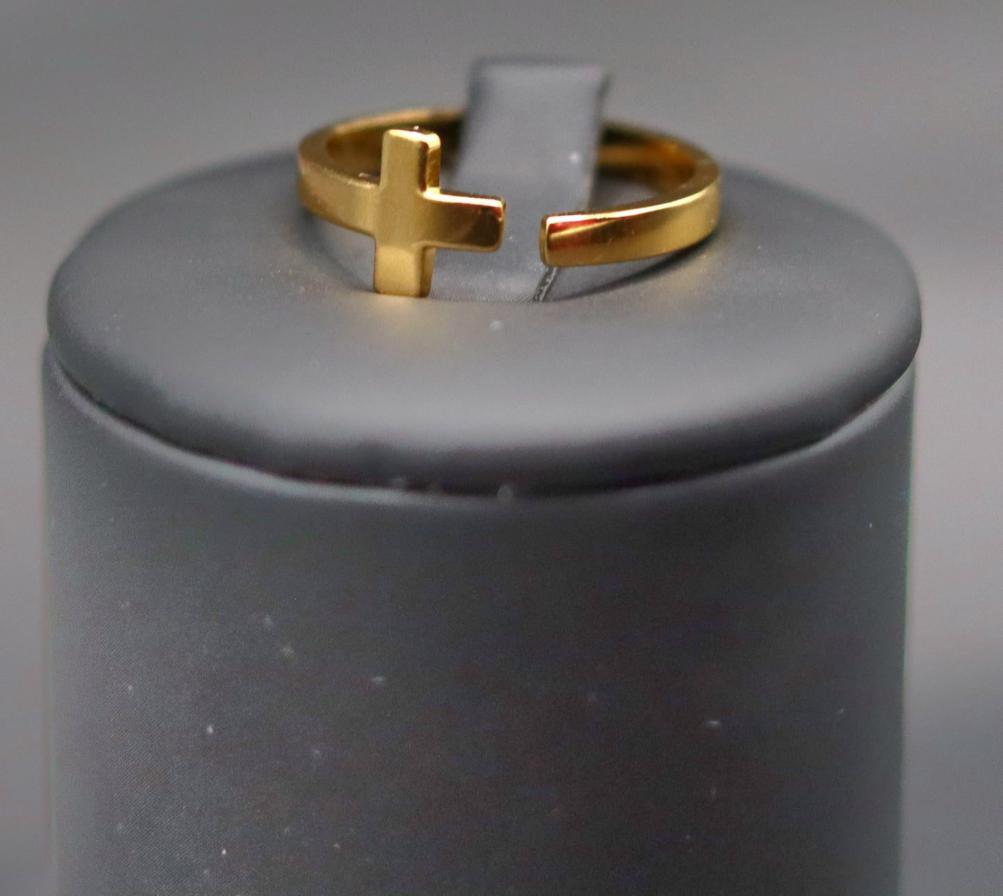Bague Croix dorée ou argentée ouverte dessus et ajustable