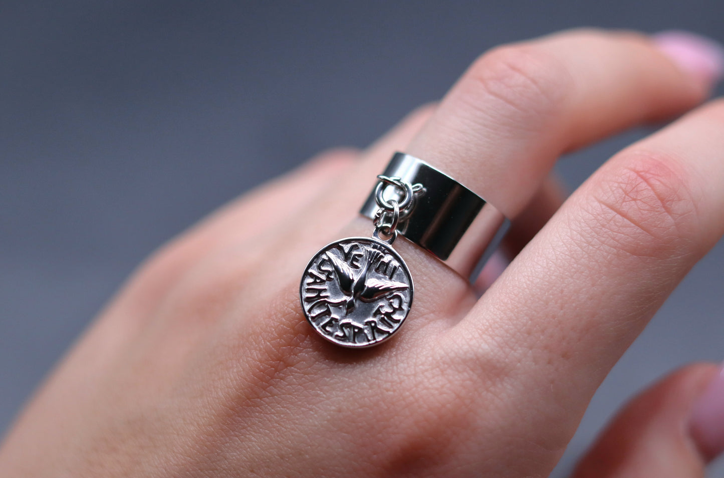Bague dorée ou argentée ouverte ajustable avec médaille amovible Colombe Esprit-Saint
