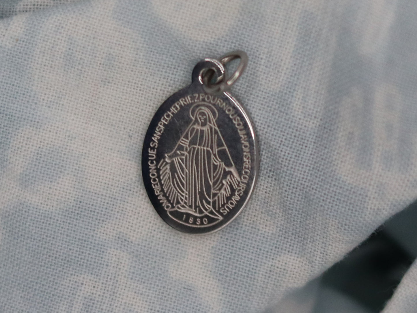 Pendentif médaille dorée ou argentée Vierge Miraculeuse petit modèle
