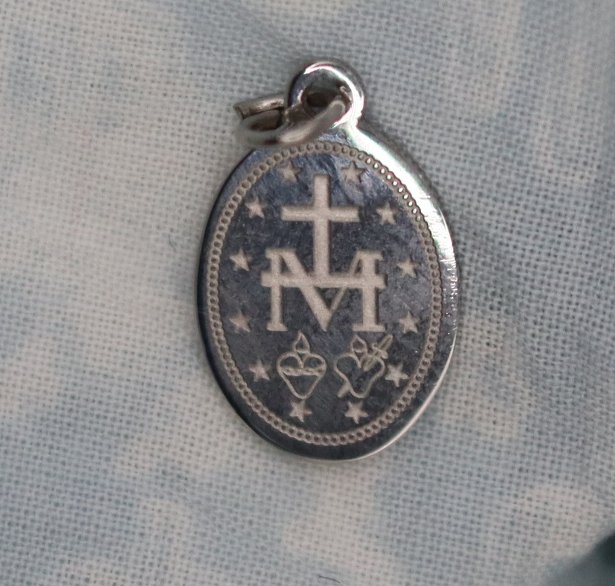 Pendentif médaille dorée ou argentée Vierge Miraculeuse petit modèle