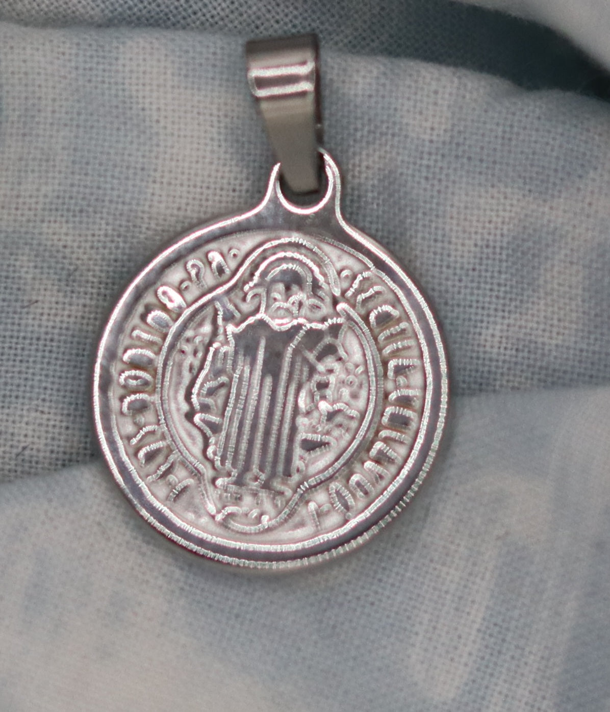 Pendentif médaille dorée ou argentée Saint-Benoît