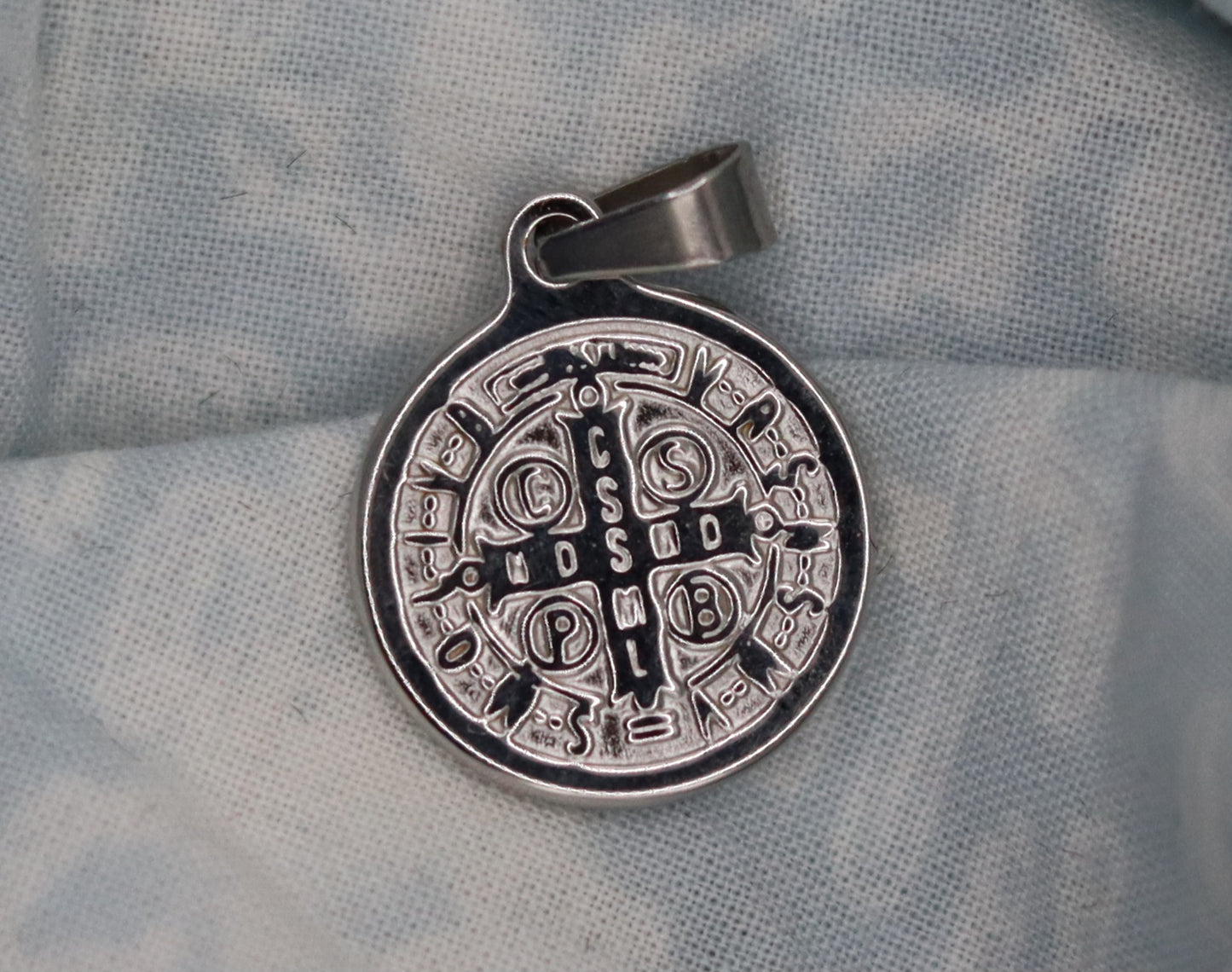 Pendentif médaille dorée ou argentée Saint-Benoît