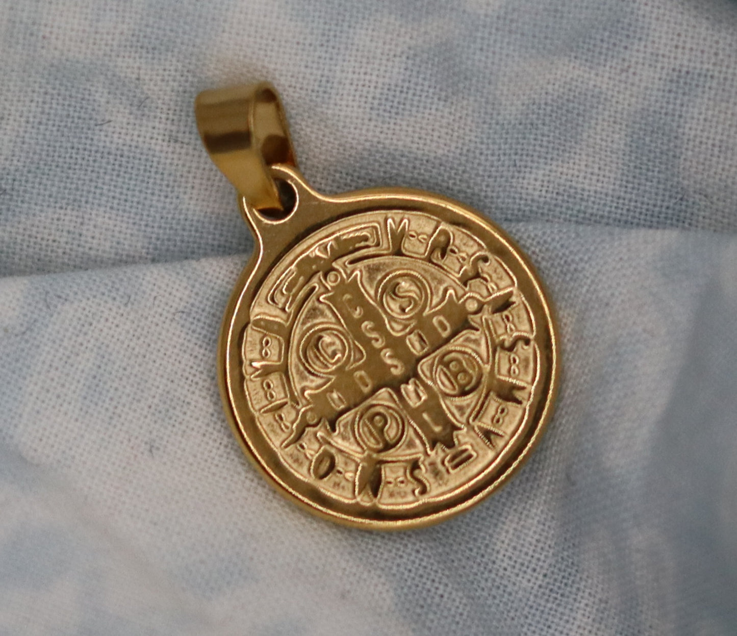 Pendentif médaille dorée ou argentée Saint-Benoît