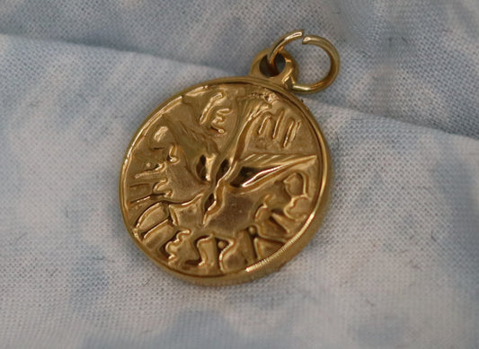 Pendentif médaille dorée ou argentée Colombe gravée "veni Sancte Spiritus"