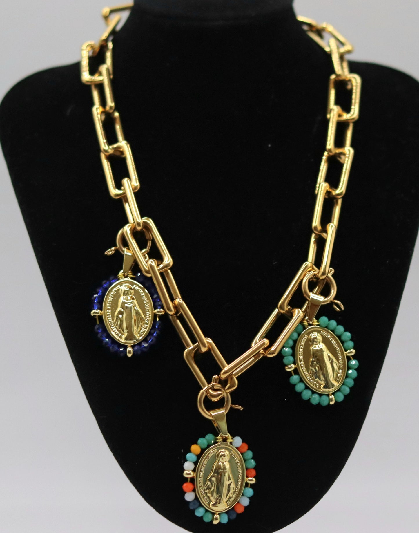 Collier doré ou argenté mailles rectangulaires avec 3 médailles amovibles Vierge Miraculeuse entourage perles