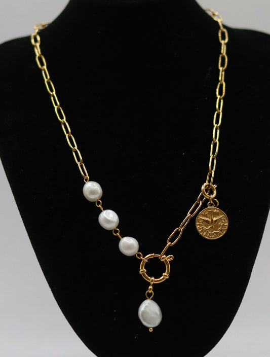Collier agrémenté de 4 perles naturelles et médaille Colombe Esprit-Saint amovible