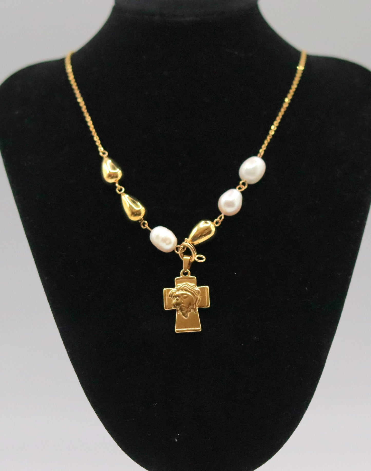 Collier motifs perles naturelles et gouttes avec Croix Visage Christ amovible