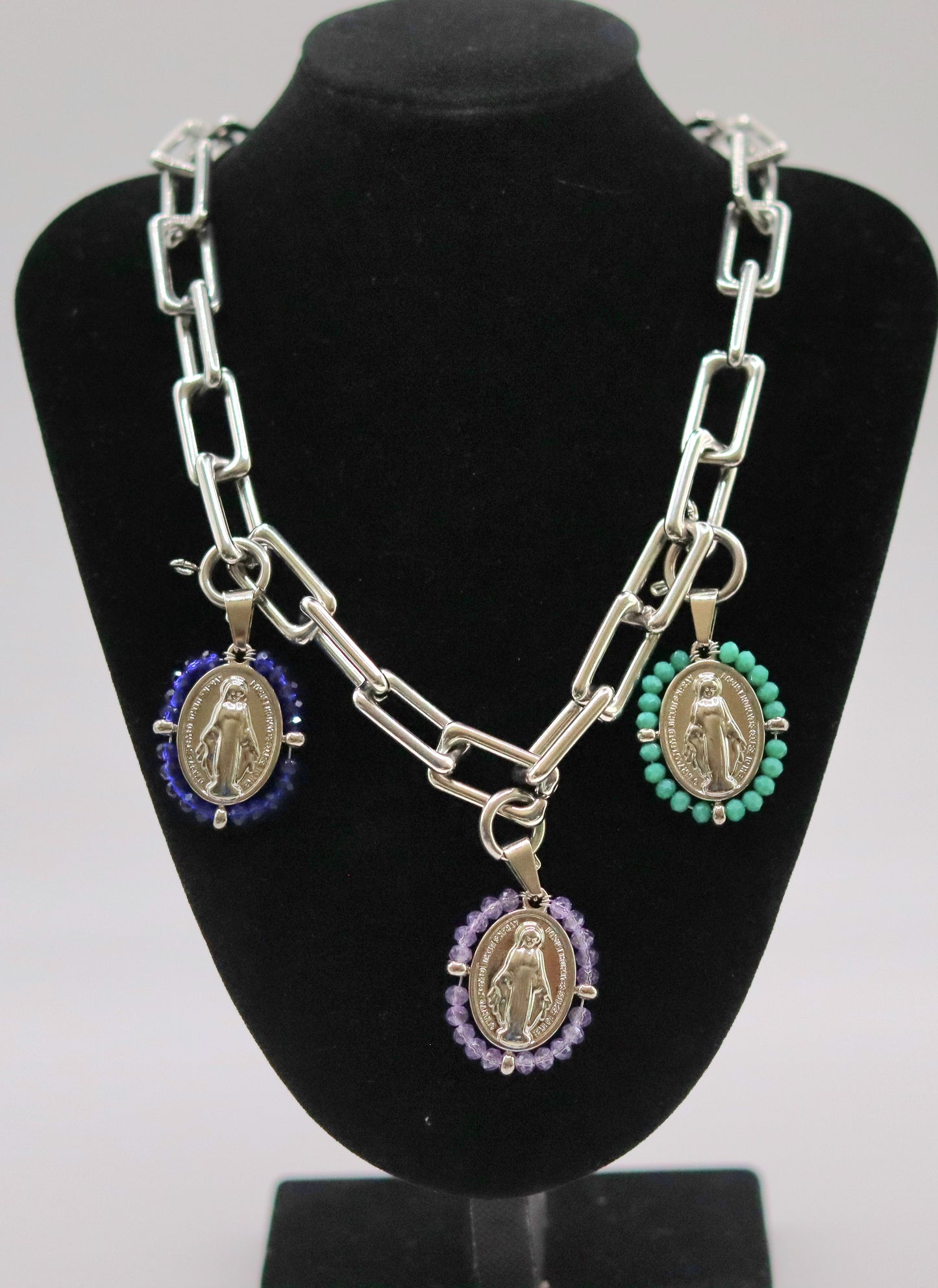 Collier doré ou argenté mailles rectangulaires avec 3 médailles amovibles Vierge Miraculeuse entourage perles