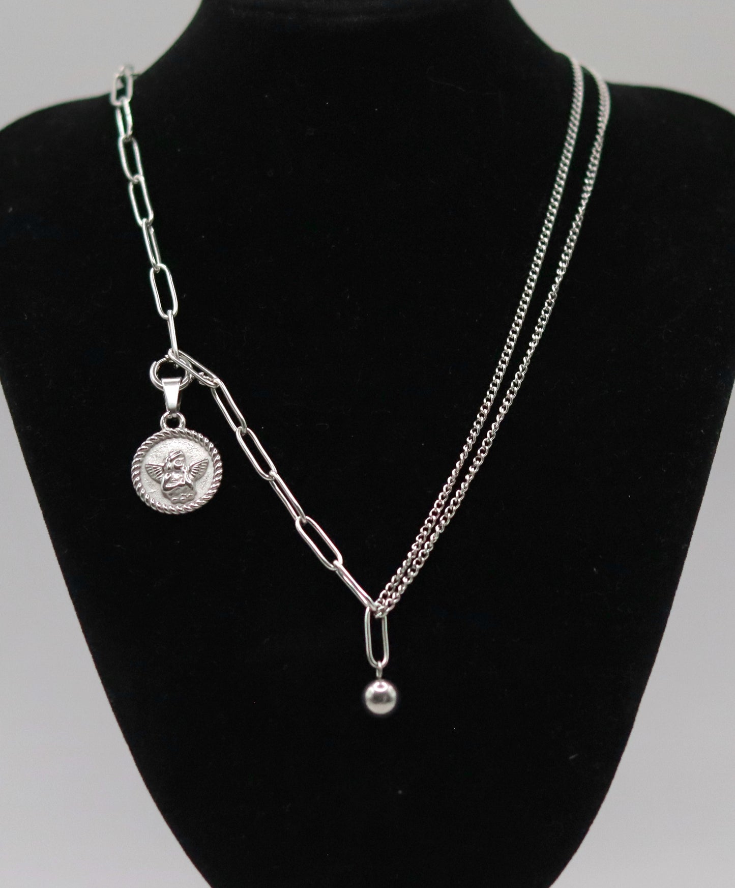 Collier asymétrique doré ou argenté mailles chaînes et larges pendentif boule et médaille Ange Gardien amovible