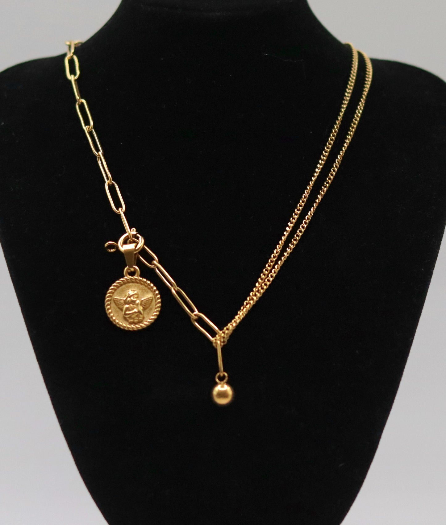 Collier asymétrique doré ou argenté mailles chaînes et larges pendentif boule et médaille Ange Gardien amovible