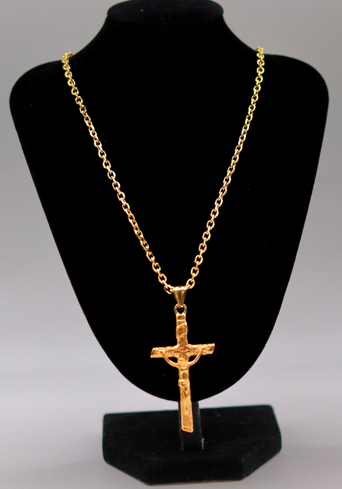 Chaîne dorée et pendentif Croix Christ