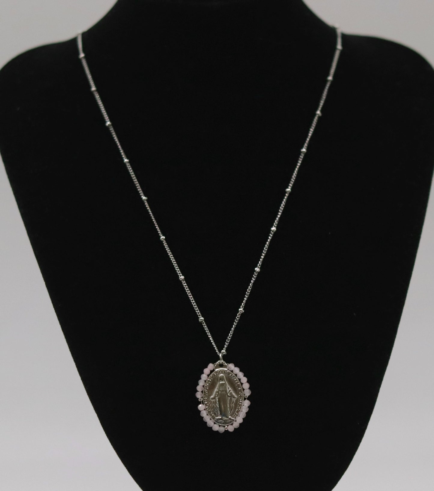 Chaîne argentée ornée d'un pendentif Vierge Miraculeuse entourage perles