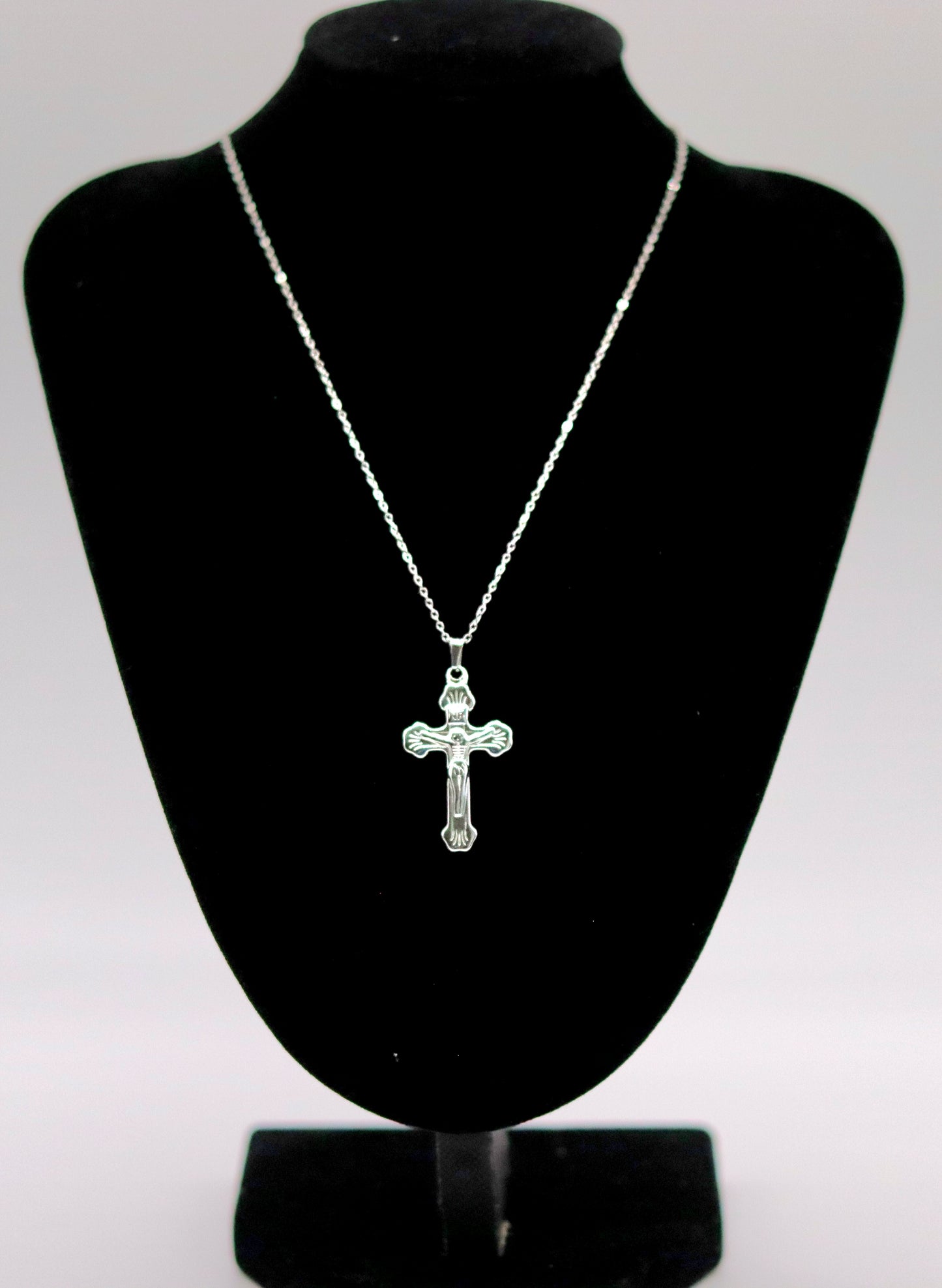 Chaîne dorée ou argentée avec pendentif Croix Christ