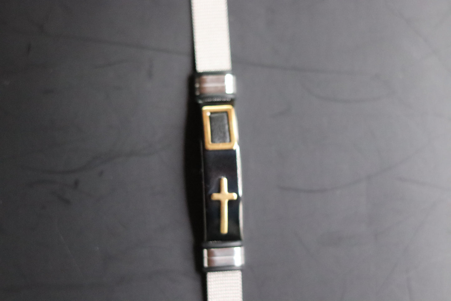 Bracelet montre motif Croix dorée sur plaque noire en onyx