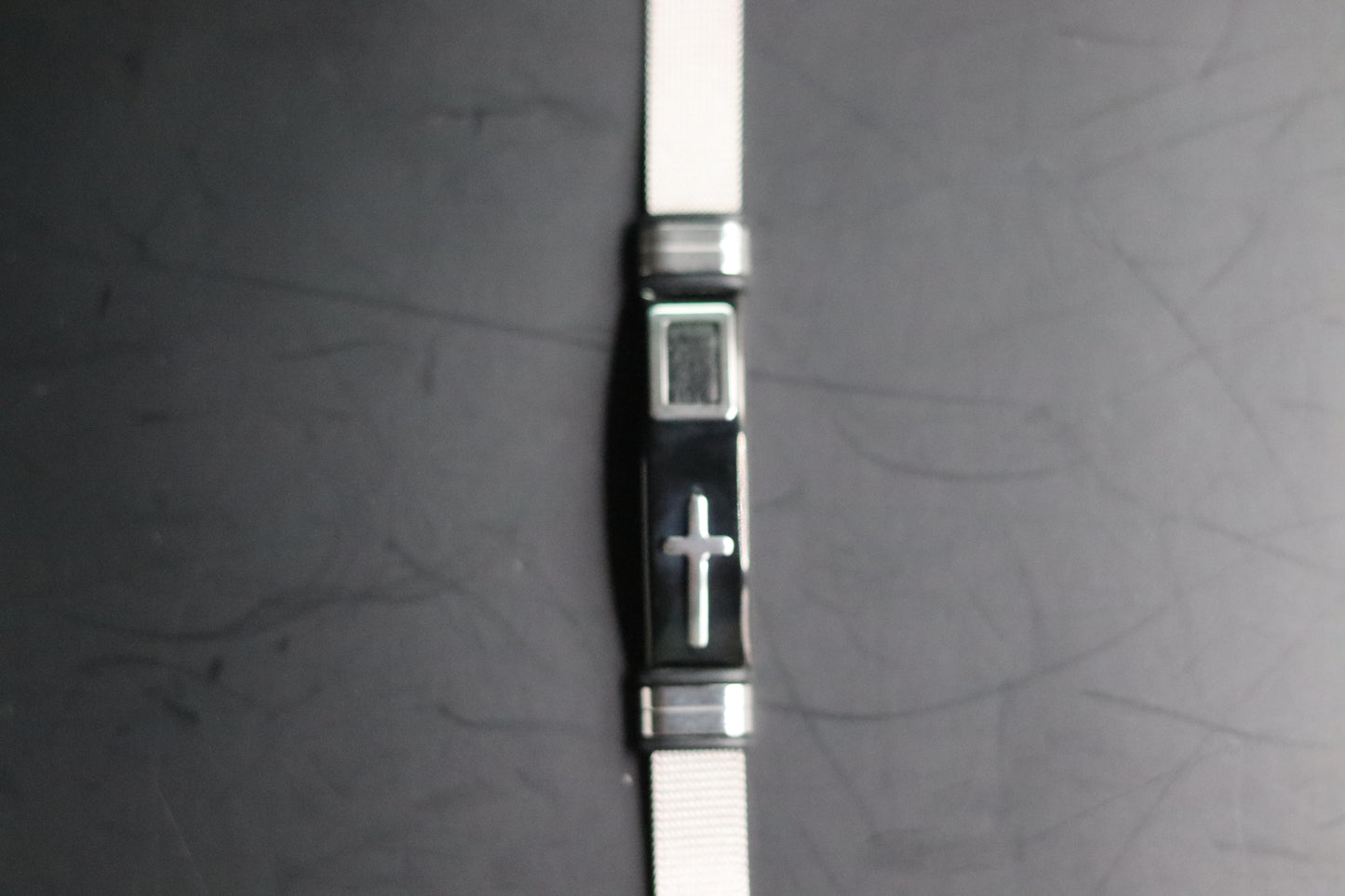 Bracelet montre motif Croix argentée sur plaque noire en onyx