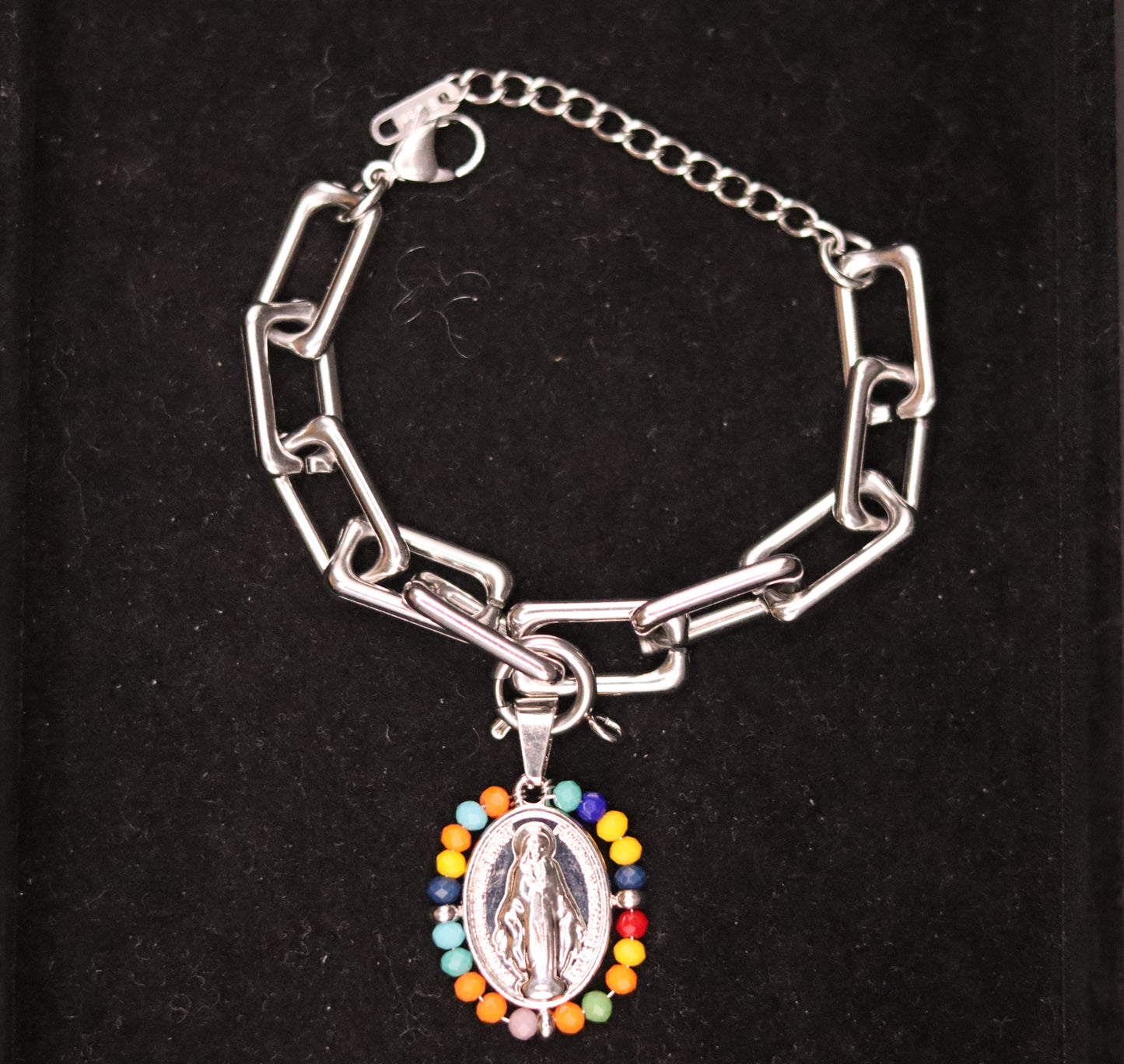 Bracelet argenté mailles rectangulaires orné d'un pendentif amovible médaille Vierge Miraculeuse entourage perles