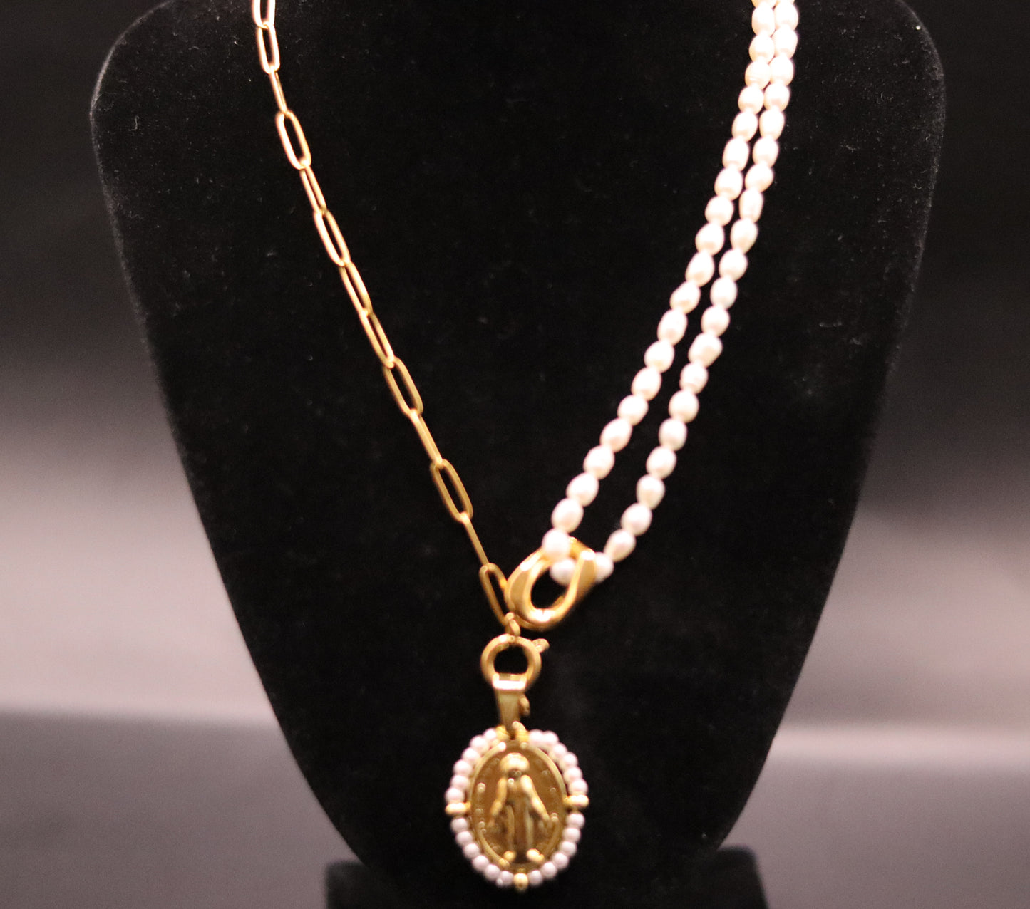 Collier asymétrique mailles larges et perles naturelles doubles rangs avec médaille amovible Vierge Miraculeuse entourage perles blanches