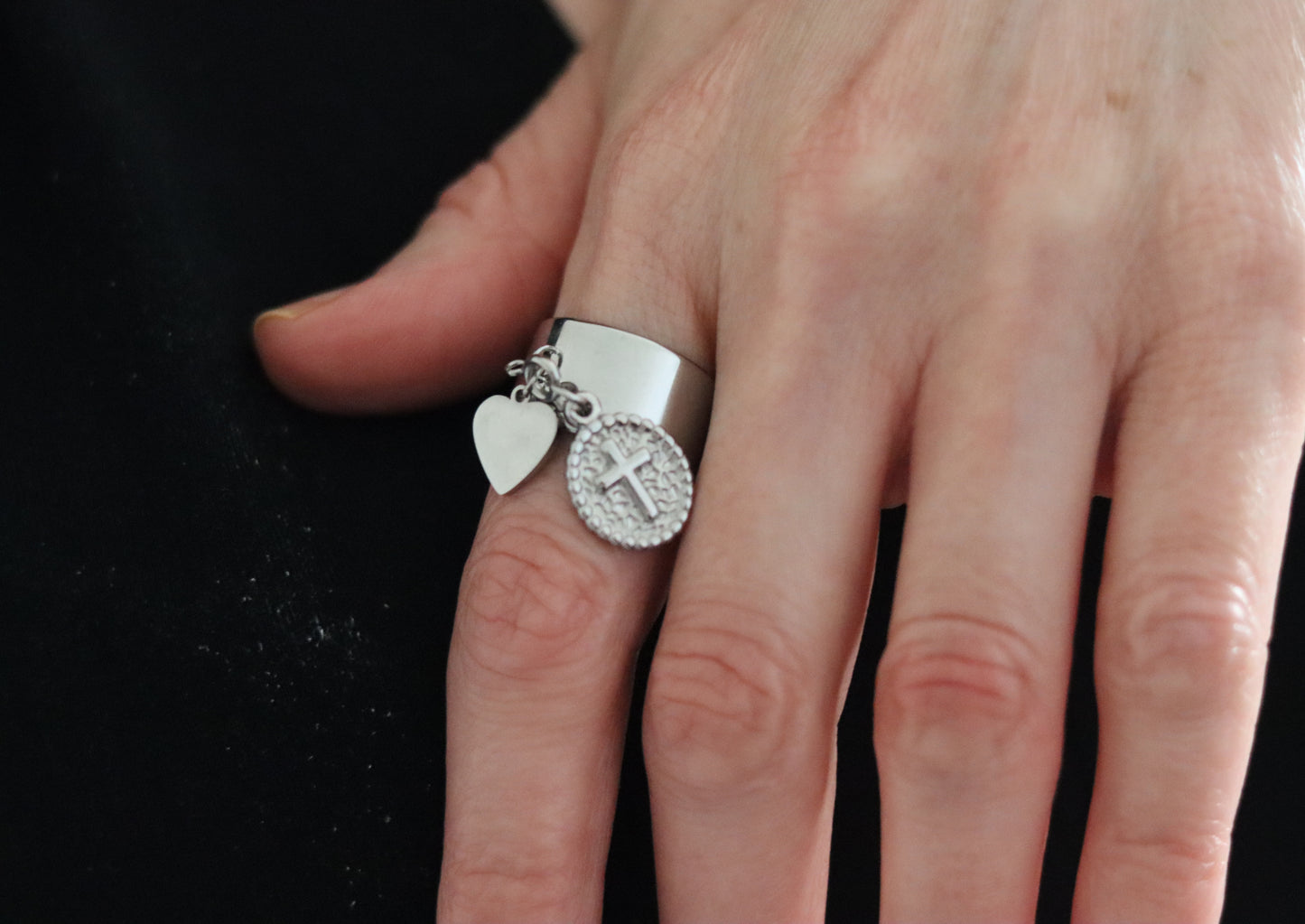 Bague dorée ou argentée ouverte ajustable de la taille 57 à 60 pampille coeur et médaille amovible Croix