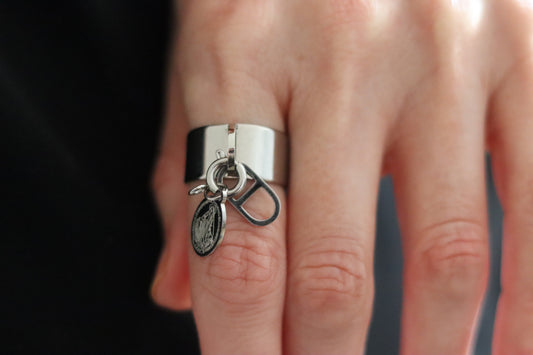 Bague dorée ou argentée ouverte ajustable de la taille 56 à 60, pampille fantaisie et médaille amovible Vierge Miraculeuse