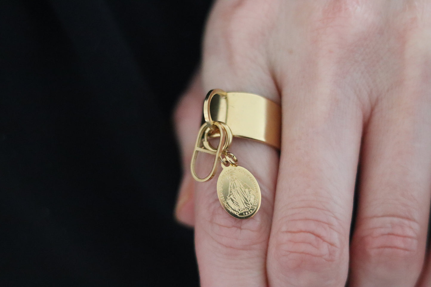 Bague dorée ou argentée ouverte ajustable de la taille 56 à 60, pampille fantaisie et médaille amovible Vierge Miraculeuse