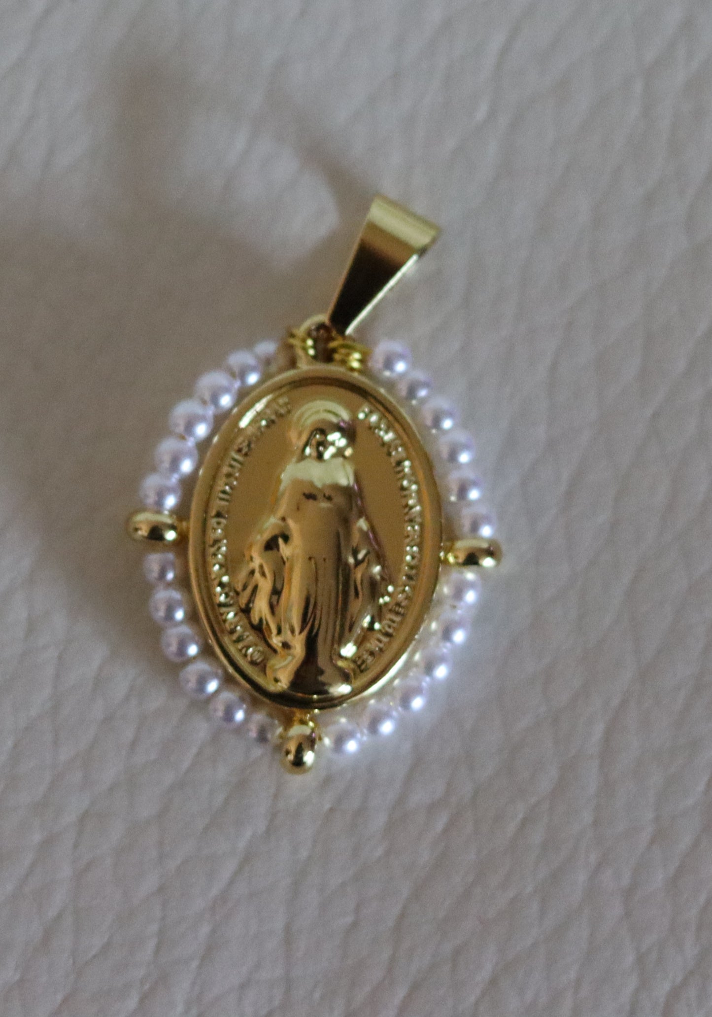 Pendentif médaille dorée ou argentée Vierge Miraculeuse entourage perles blanches