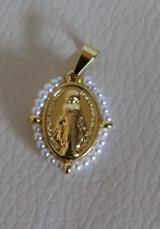 Pendentif médaille dorée ou argentée Vierge Miraculeuse entourage perles blanches
