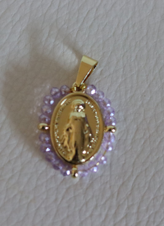 Pendentif médaille dorée ou argentée Vierge Miraculeuse entourage perles violette