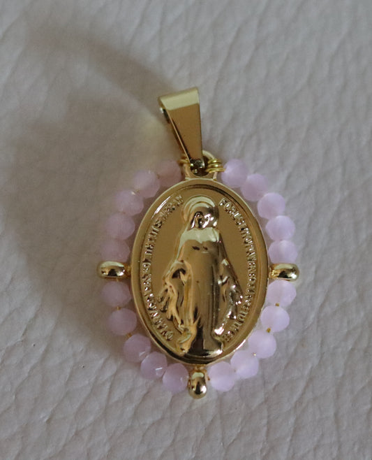 Pendentif médaille dorée ou argentée Vierge Miraculeuse entourage perles rose tendre