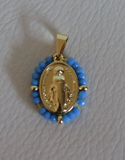 Pendentif médaille dorée ou argentée Vierge Miraculeuse entourage perles bleu ciel