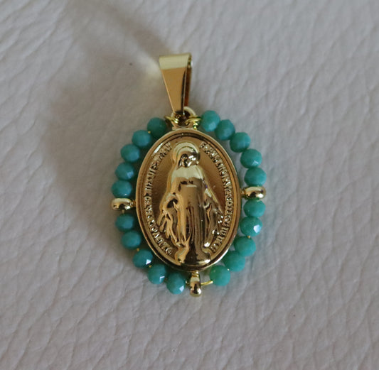Pendentif médaille dorée ou argentée Vierge Miraculeuse entourage perles vertes
